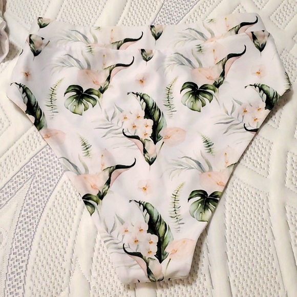 Floral 2pc bikini set, from PRIV Collections - Picture 4 of 5